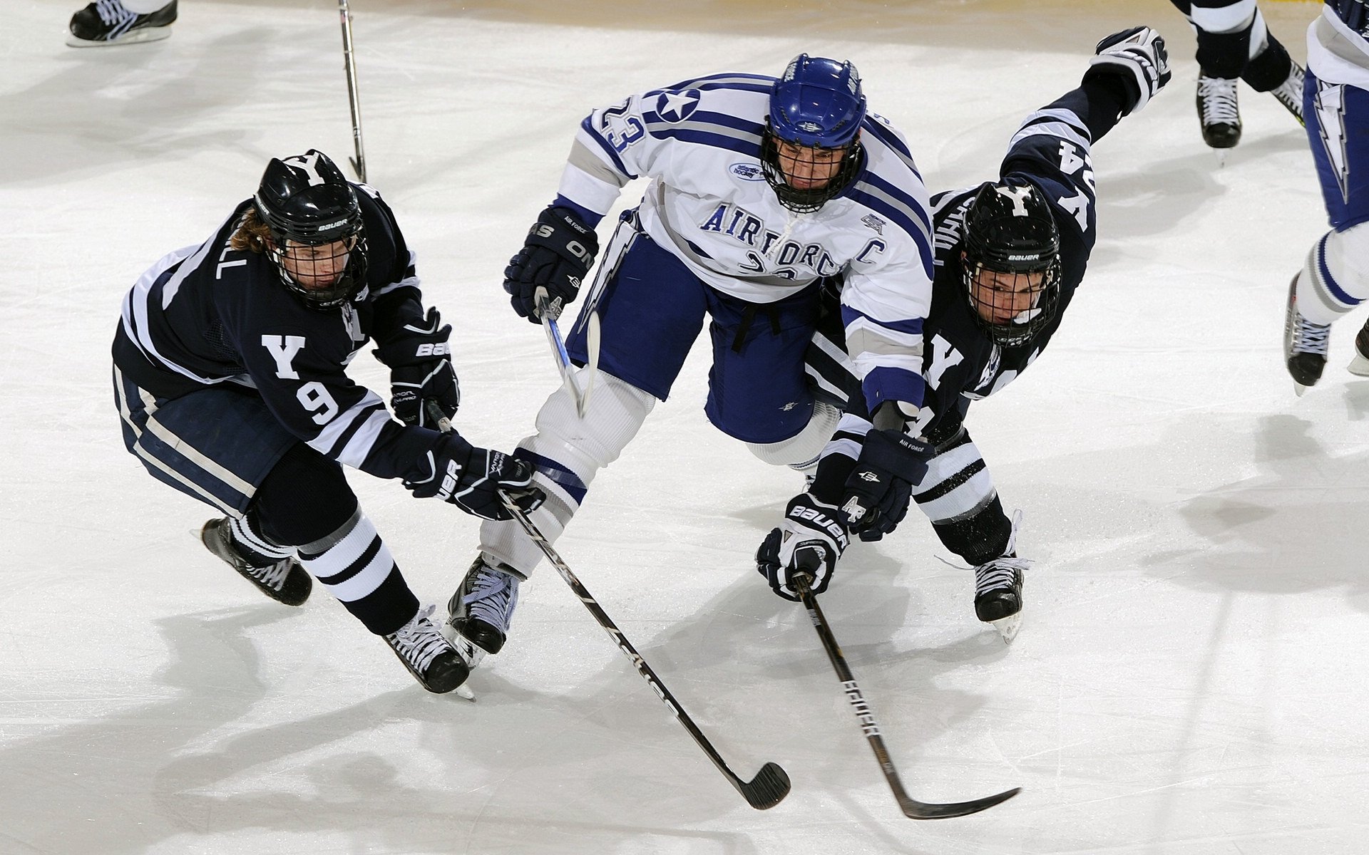 中国高尔夫球员许赢夺得女子中巡个人第三冠,许亚军高尔夫